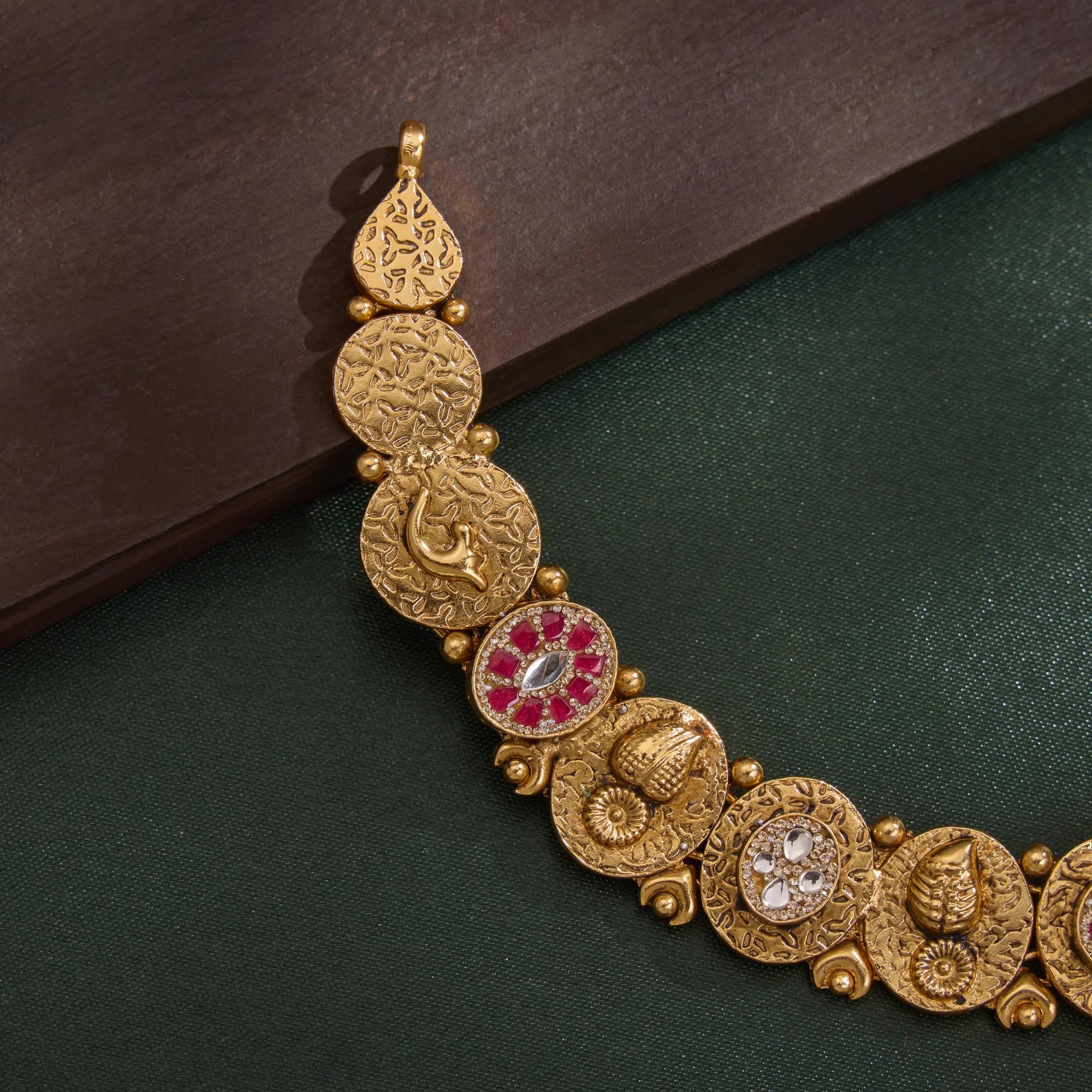 Elvika Gold Necklace Set - Image 3